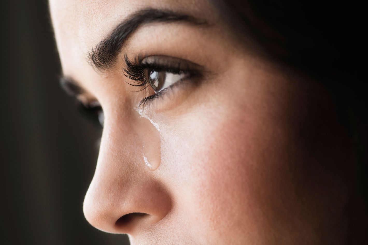Мы проливаем слезы разной структуры в зависимости от причины, по которой мы плачем