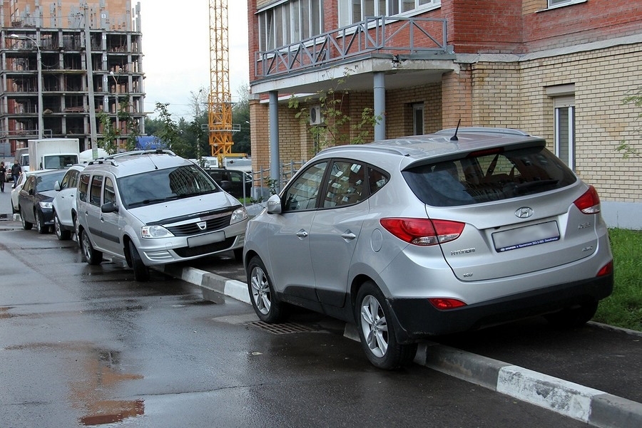 Парковка на газоне и тротуаре