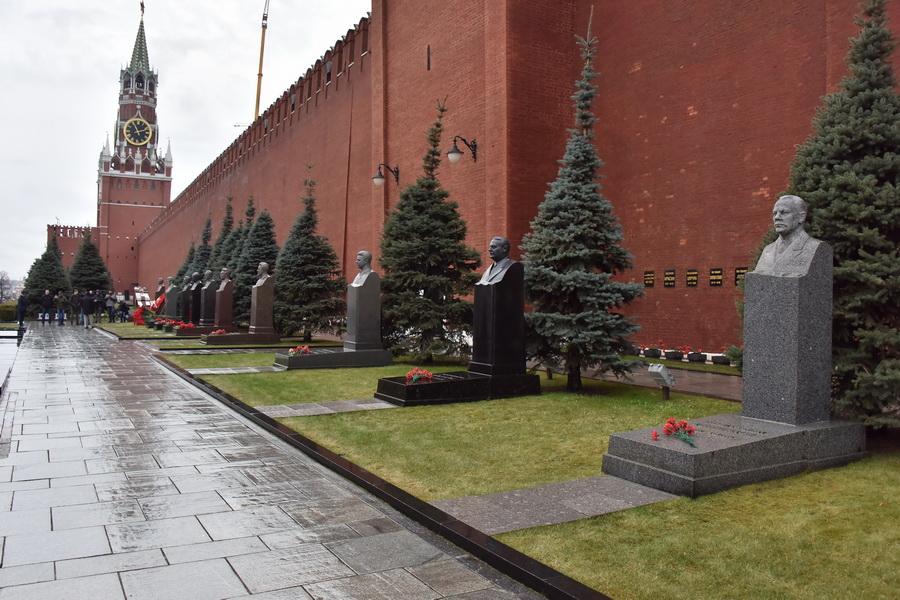 Некрополь у Кремлевской стены – и трибуна
