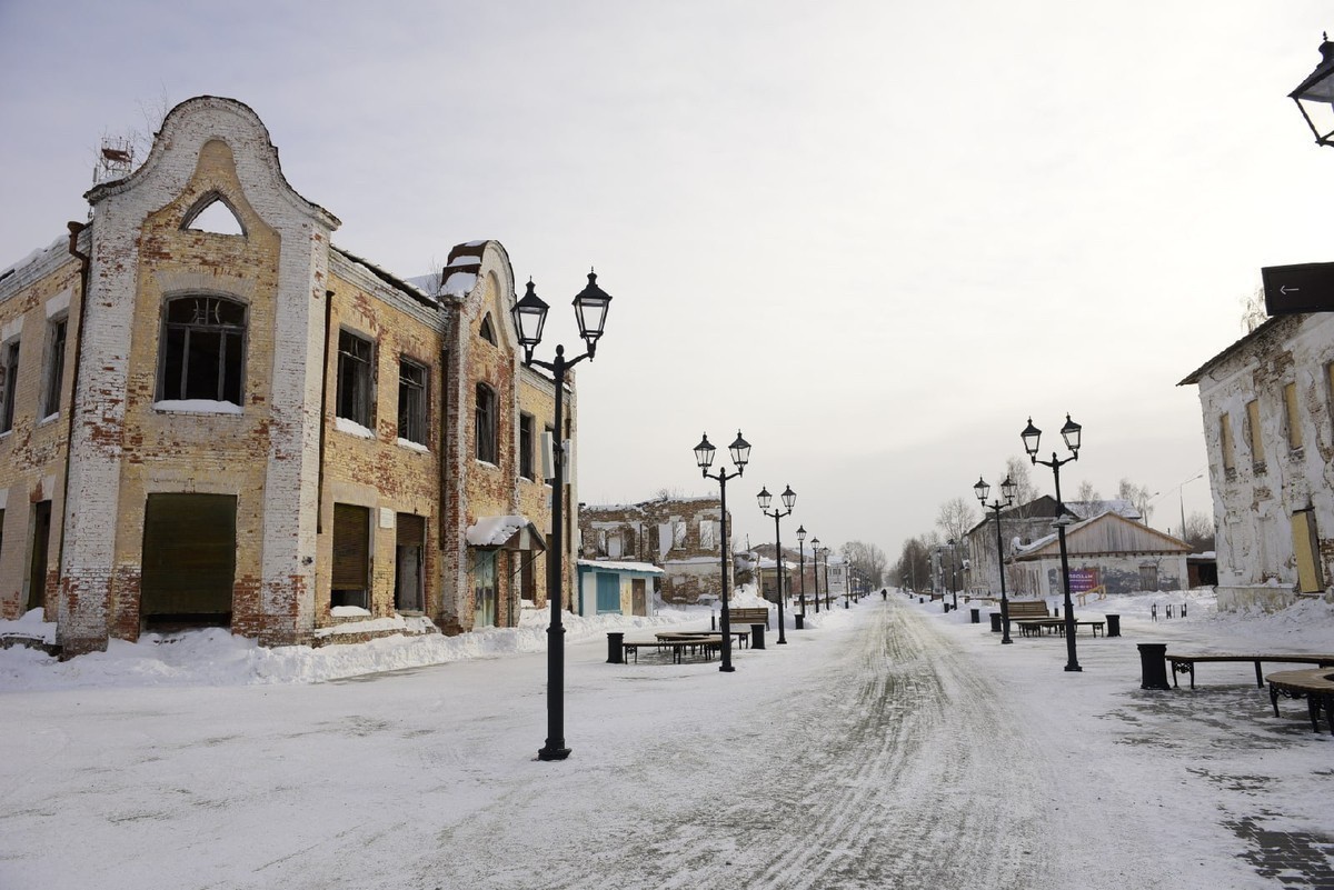 Улица с заброшенными зданиями