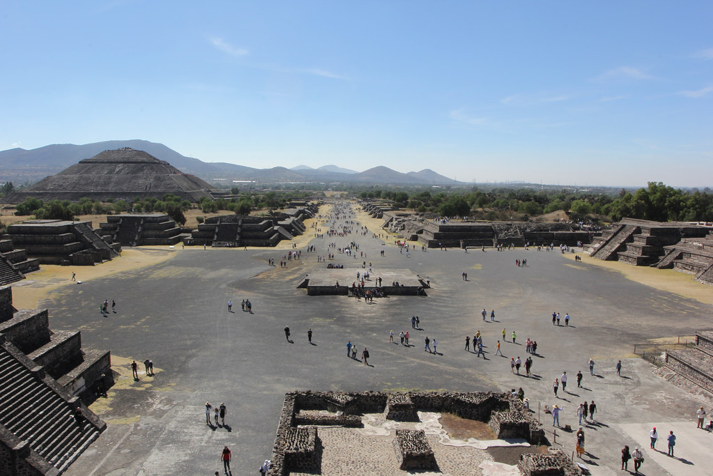 Teotihuacán | Plaza de la Luna en primero plano, con Calzada… | Flickr