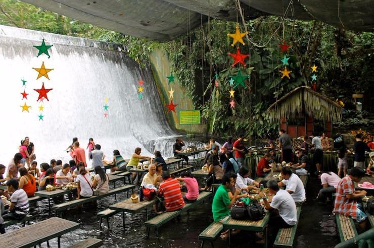 Ресторан-водопад Labassin Waterfall