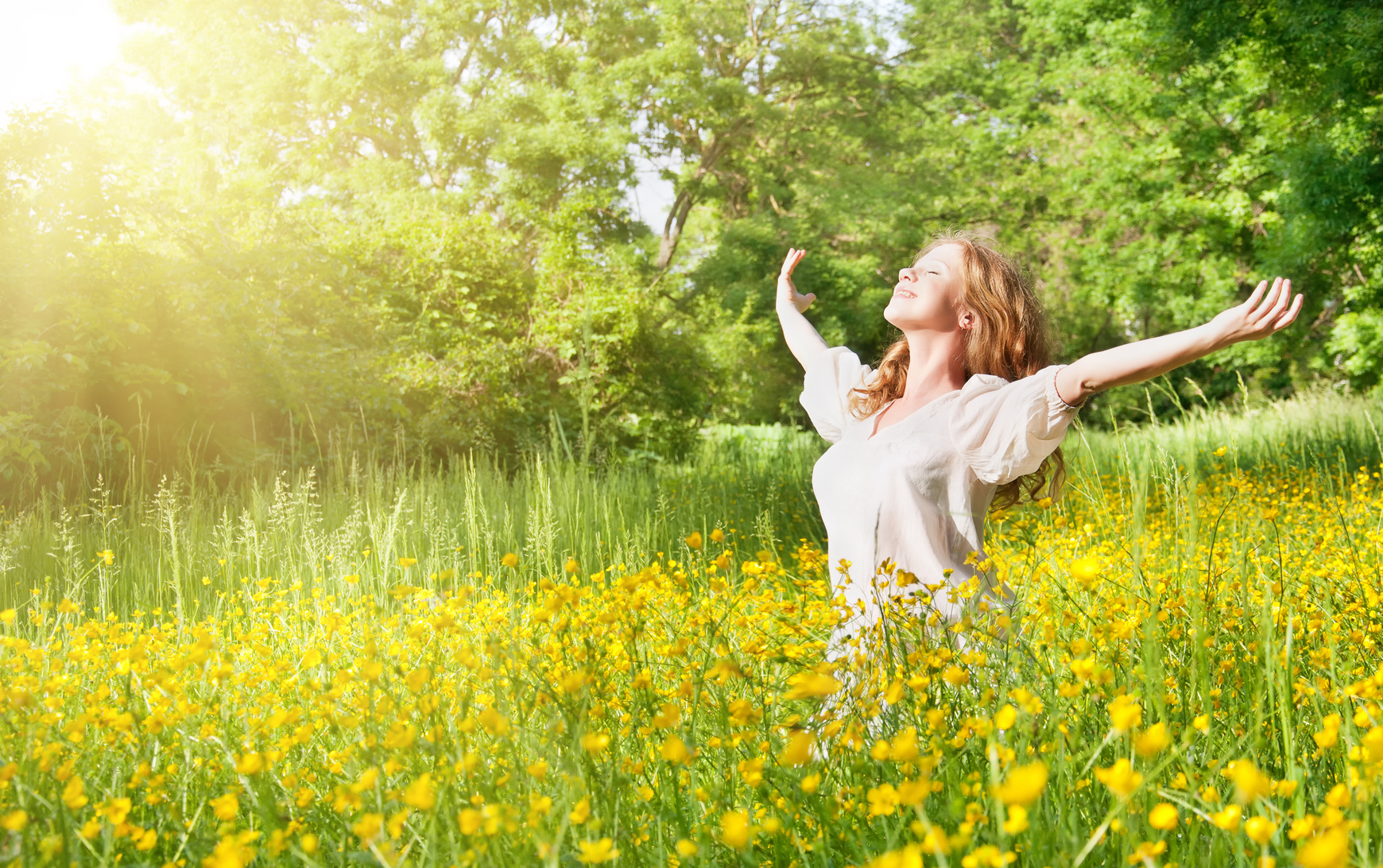 Счастливая девушка в поле — Happy girl in a field