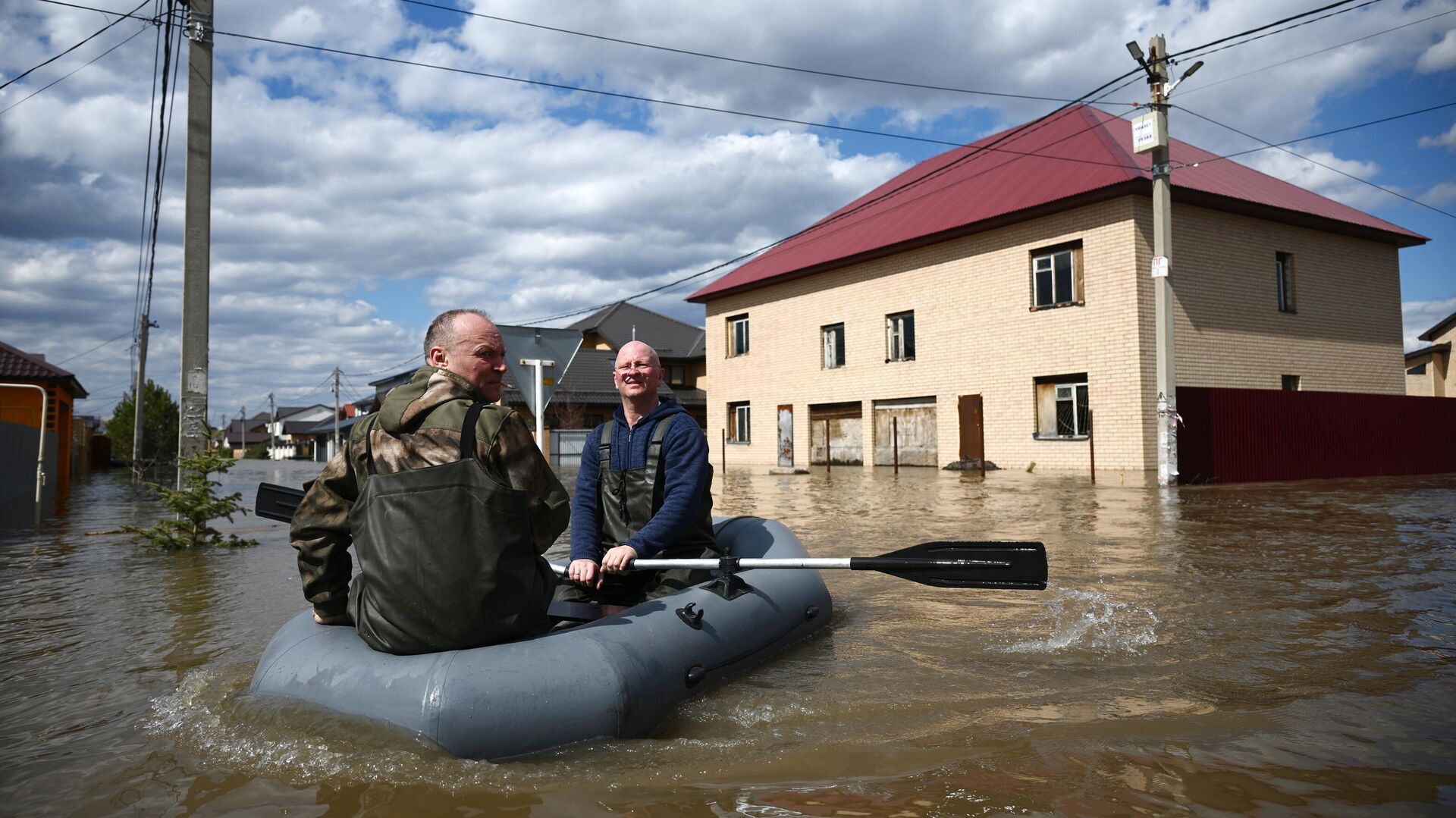 Вода прибывает: около 20 тысяч человек эвакуированы из зоны подтопления - РИА Новости Крым, 13.04.2024