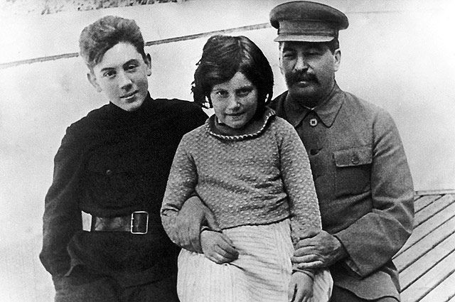 Я живу, пока жив отец». За чьи грехи заплатил Василий Сталин? | Аргументы и Факты
