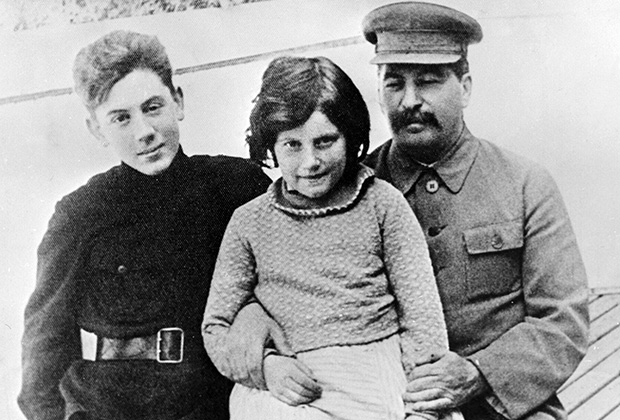 Девочка номер один» Какой была любимая дочь Сталина и почему она бежала из СССР?: Общество: Россия: Lenta.ru