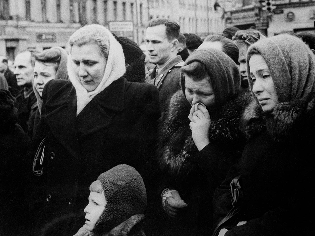 Толпа напирала, слышались крики и вой» 70 лет назад похороны Сталина обернулись катастрофой. Почему люди гибли в давке?: Общество: Россия: Lenta.ru