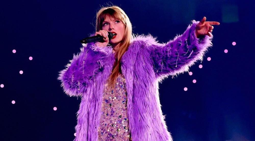 Тейлор Свифт приехала на свой концерт в Техасе в ящике со швабрами