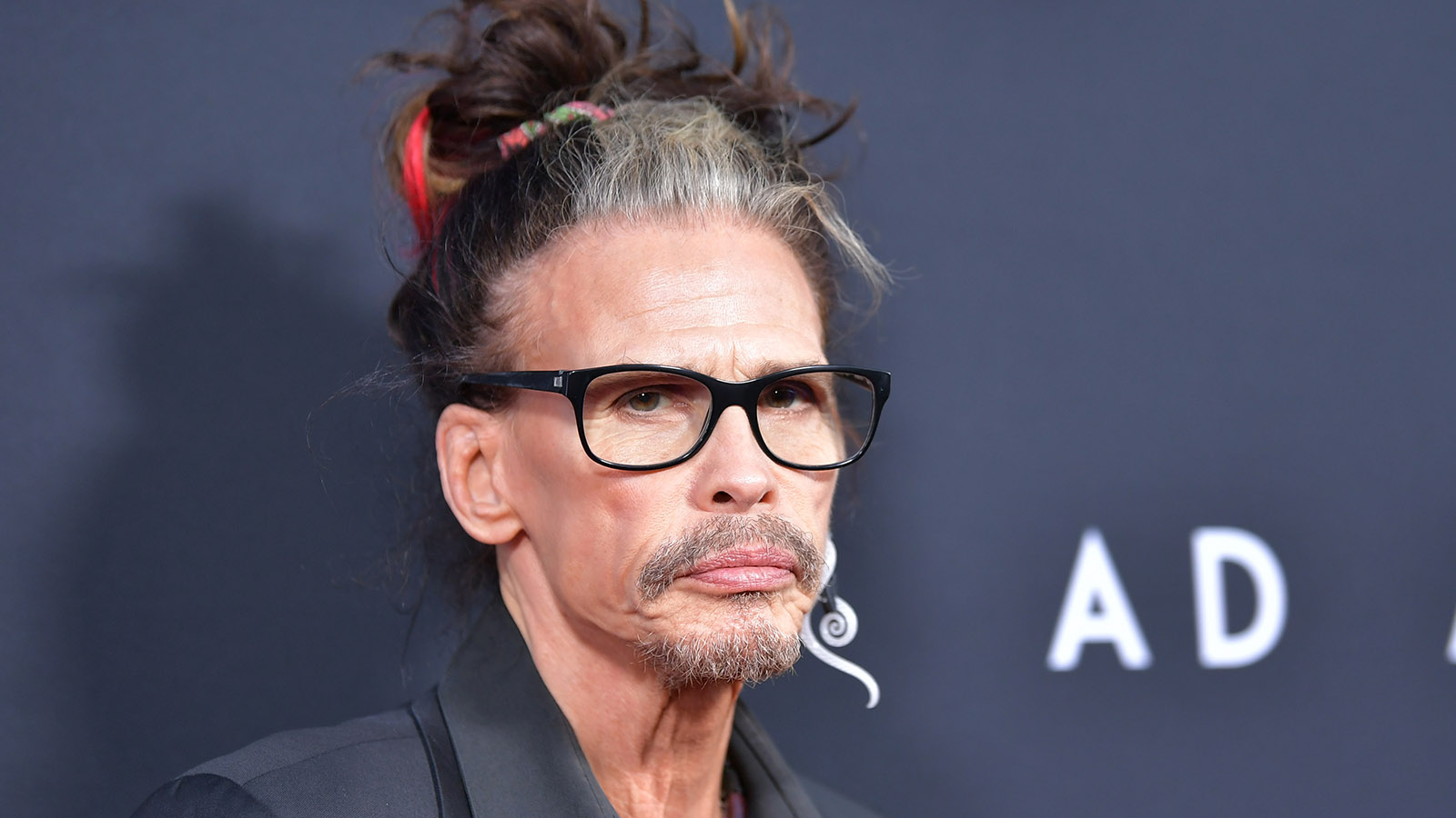 Солиста группы Aerosmith Стивена Тайлера обвинили в сексуализированном насилии | Forbes Life