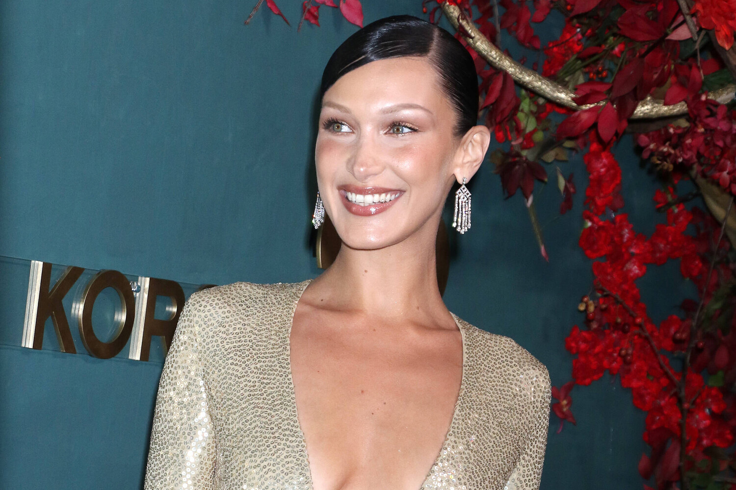 Белла Хадид появилась на публике в Париже после госпитализации - Газета.Ru | Новости