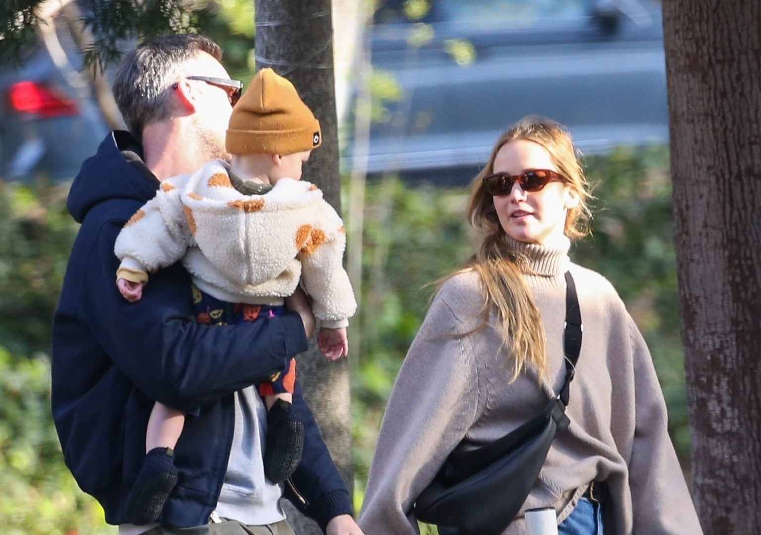 Беременная Дженнифер Лоуренс замечена с мужем