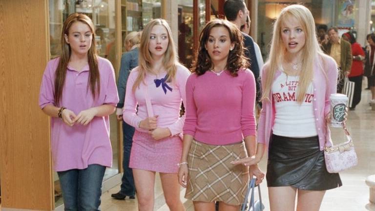 Привет из 2003 года: Аманда Сейфрид поделилась архивным снимком с Линдси Лохан со съемок фильма «Дрянные девчонки» | World Fashion Channel