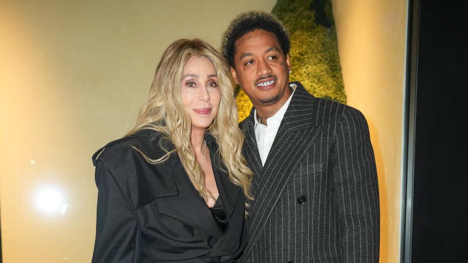 Шер в топе и кожаной юбке вышла в свет с 38-летним возлюбленным