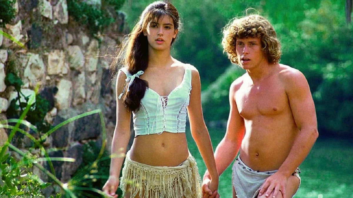 Актриса в красном бикини из культовой киносцены с бассейном: кто она