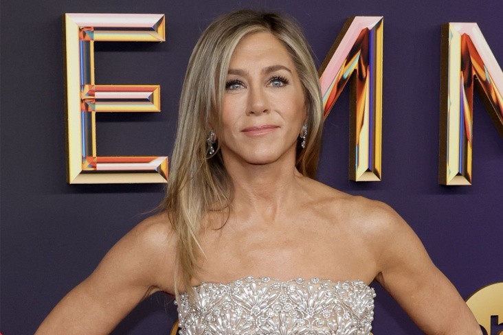 Дженнифер Энистон покорила публику своим выходом в платье, усыпанном жемчугом - Чемпионат