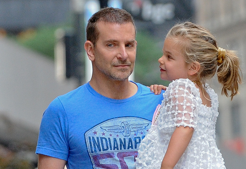 Брэдли Купер с дочерью растрогали поклонников во время прогулки в Нью-Йорке. Фото! | OK-magazine.ru