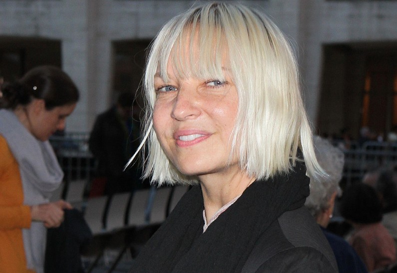 Певица Сиа была впервые замечена на свидании после развода | OK-magazine.ru