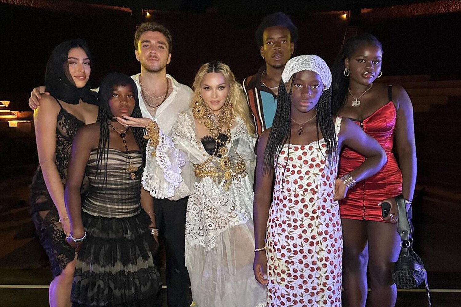 Мадонна показала редкое фото со всеми шестью детьми - Газета.Ru | Новости