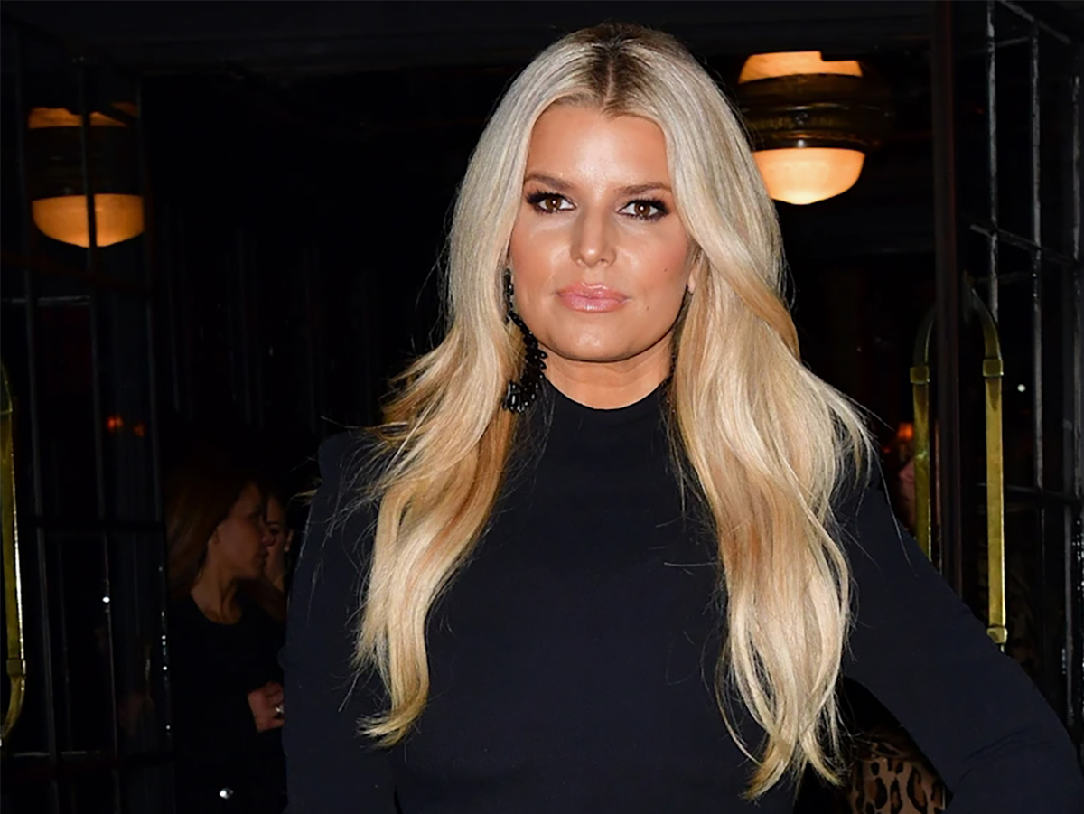 Джессика Симпсон шокировала фанатов "неудачной пластической операцией" - TOPNews.RU