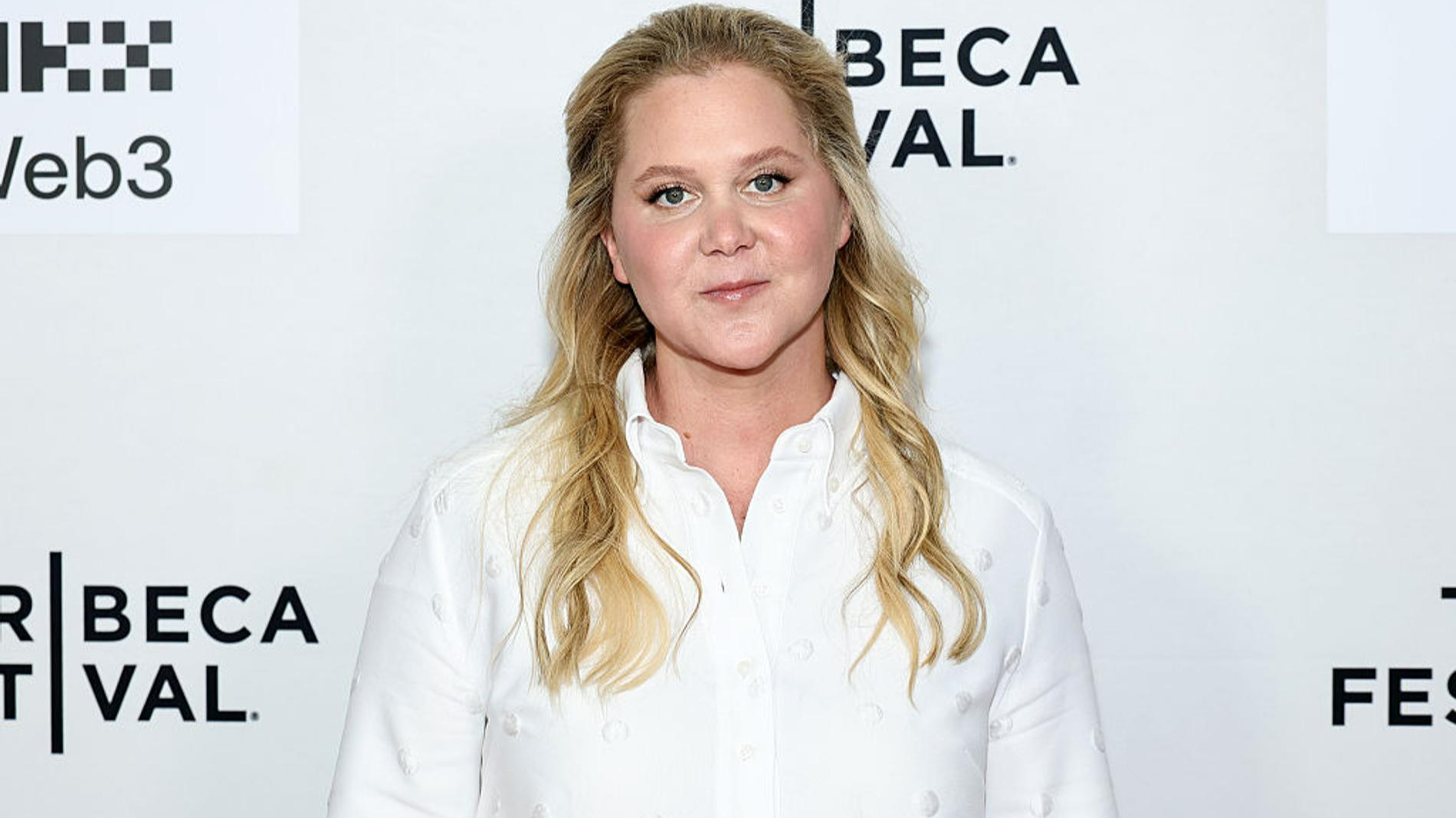 Звезда «Красотка на всю голову» Эми Шумер перенесла операцию на позвоночнике