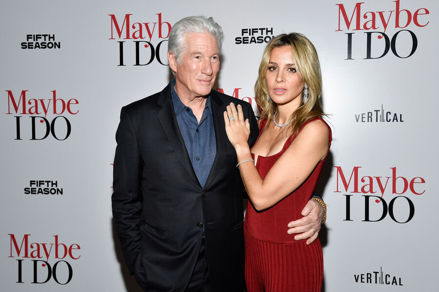 73-летний Ричард Гир вышел на красную дорожку в обнимку с молодой женой - Газета.Ru | Новости