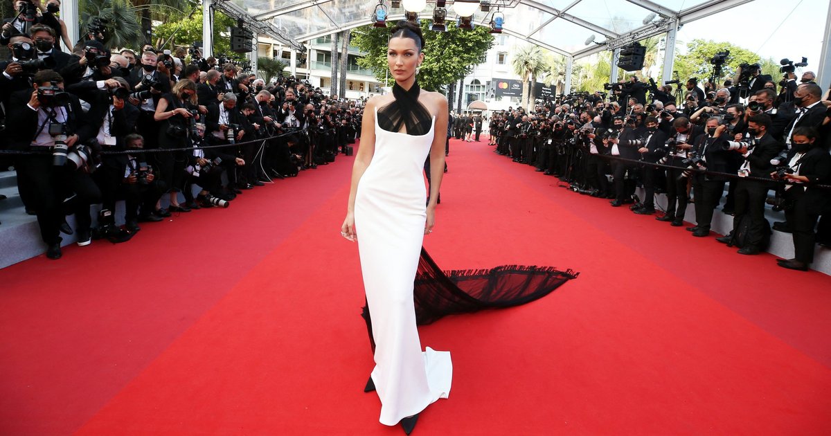 Звезды на красной дорожке открытия Каннского фестиваля 2021