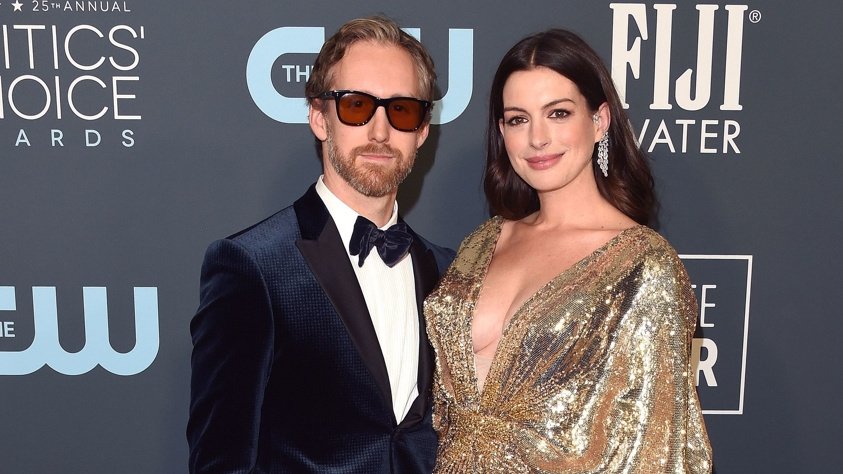 История любви Энн Хэтэуэй и Адама Шульмана: когда поженились, сколько лет вместе, дети, с кем встречалась Энн Хэтэуэй, совместные фото