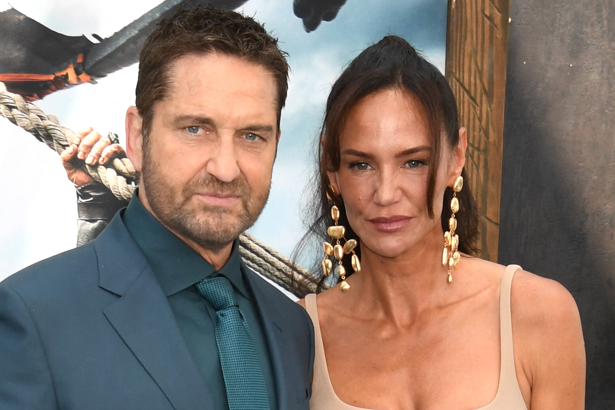 Джерард Батлер и его возлюбленная в парных образах прокатились по улицам Нью-Йорка