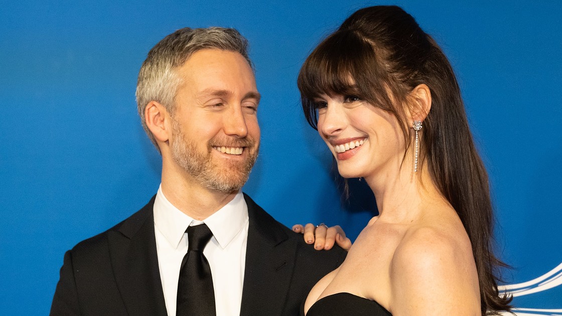 Семейный выход: Энн Хэтэуэй заметили на прогулке с мужем и детьми | OK-magazine.ru