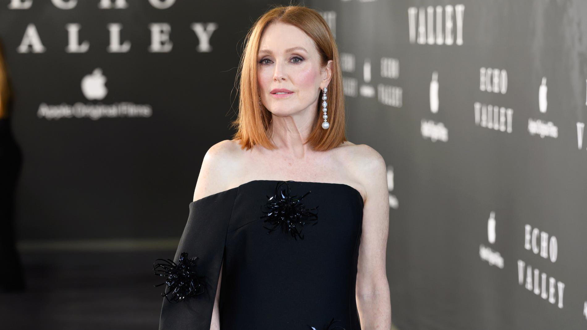 64-летнюю Джулианну Мур раскритиковали за честный снимок в бикини без макияжа