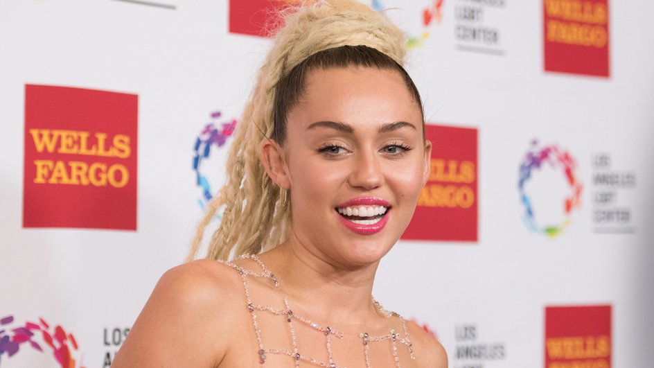 Майли Сайрус выпустила сингл Beautiful That Way для фильма с Памелой Андерсон